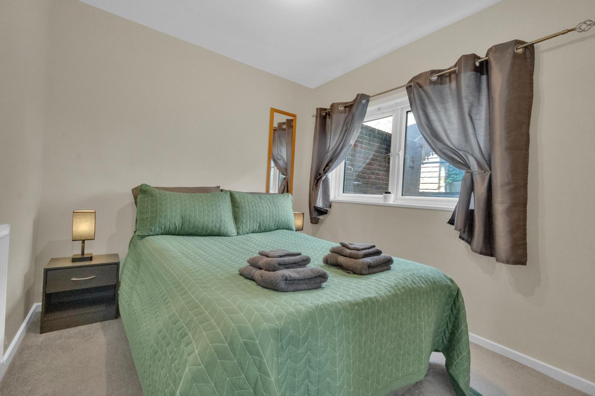 Spacious 9-Person Stay With Free Parking In London