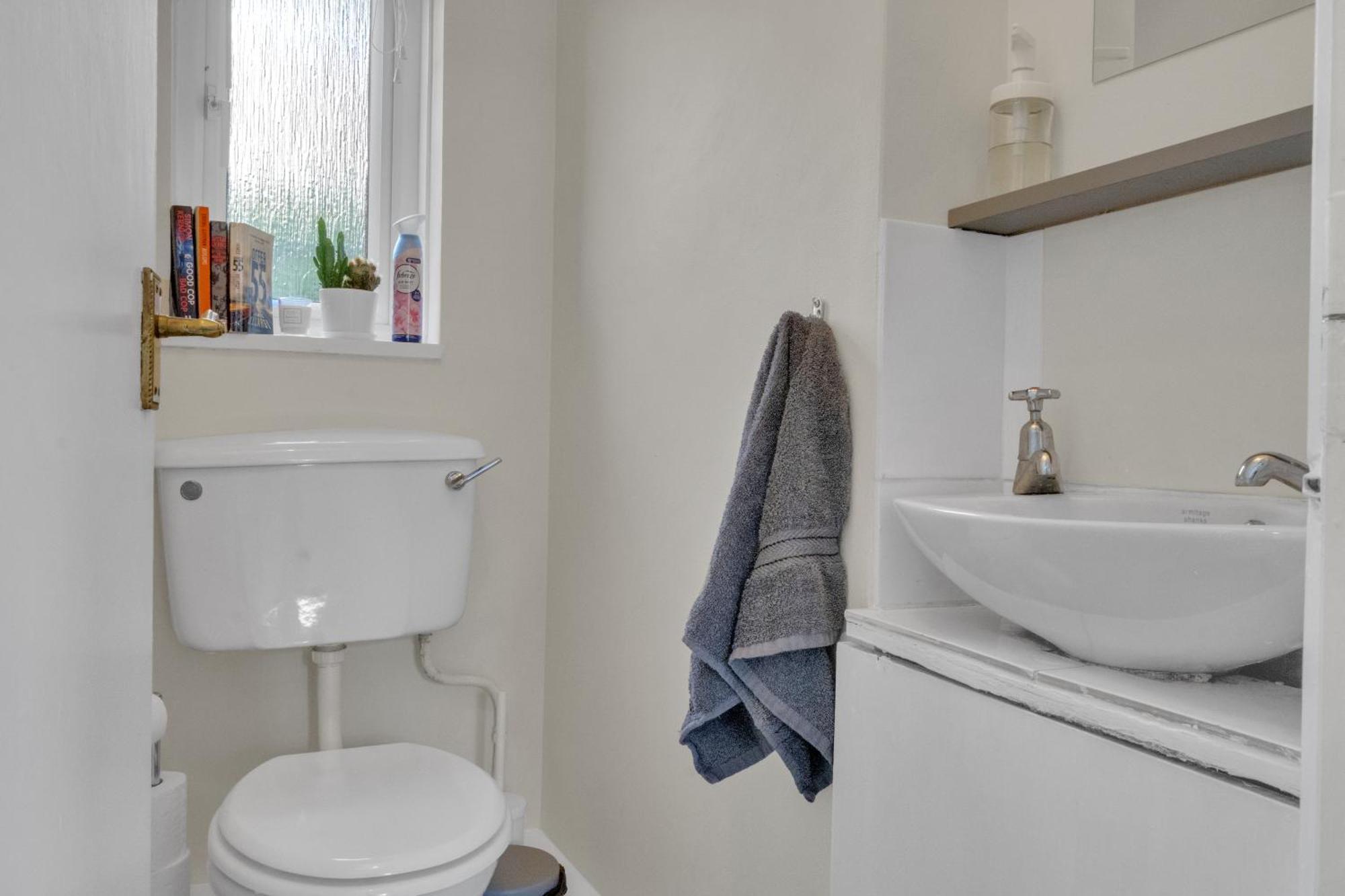 Spacious 9-Person Stay With Free Parking In London London