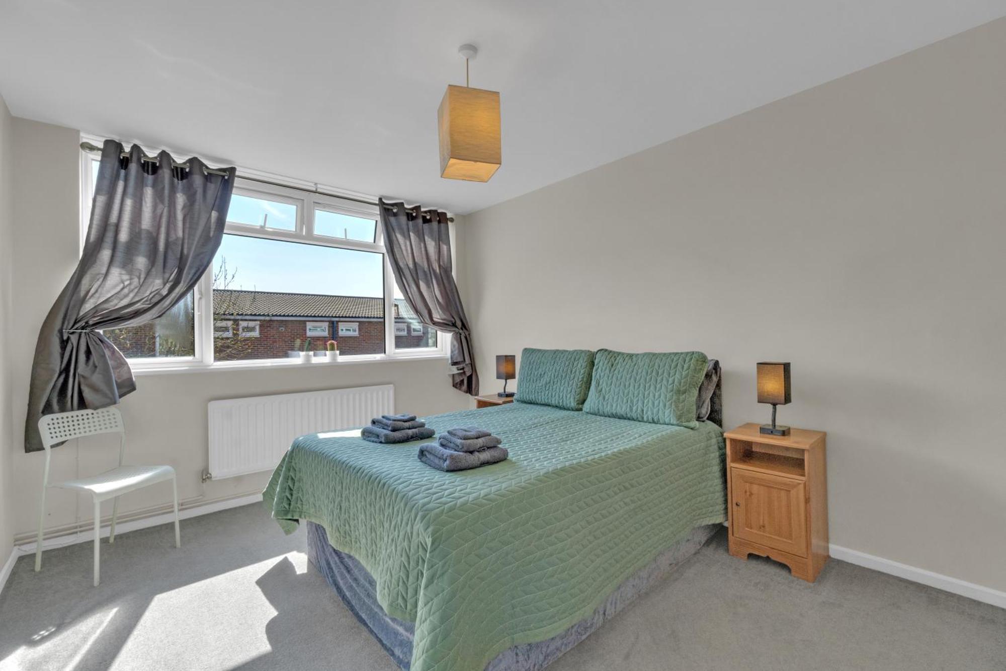 Spacious 9-Person Stay With Free Parking In London