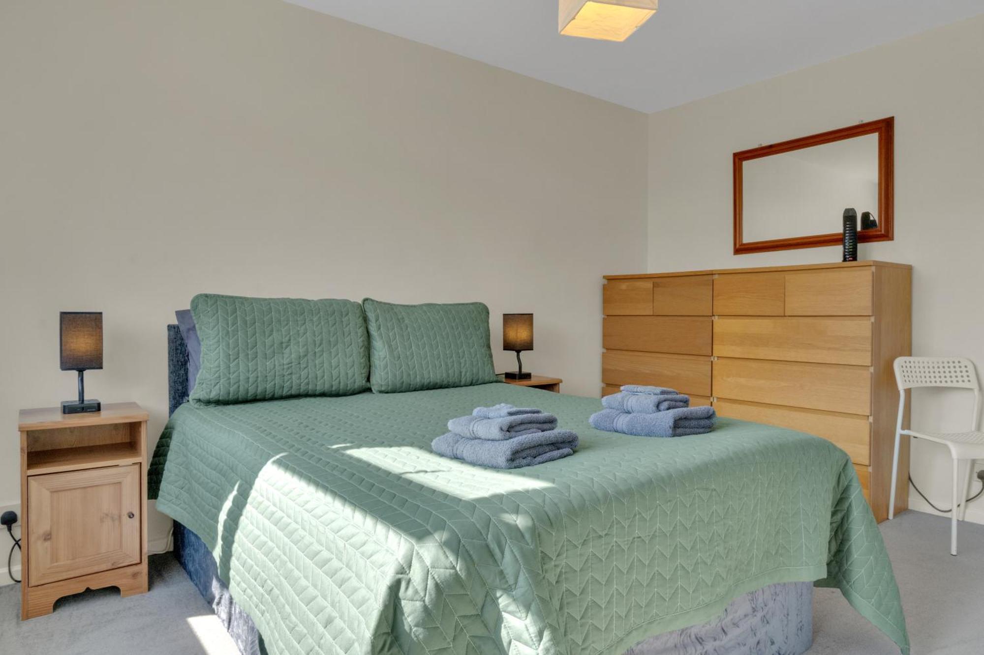 Spacious 9-Person Stay With Free Parking In London Apartment *