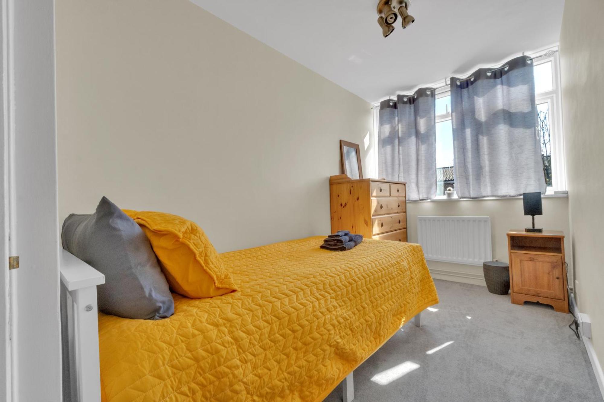 Apartment Spacious 9-Person Stay With Free Parking In London *