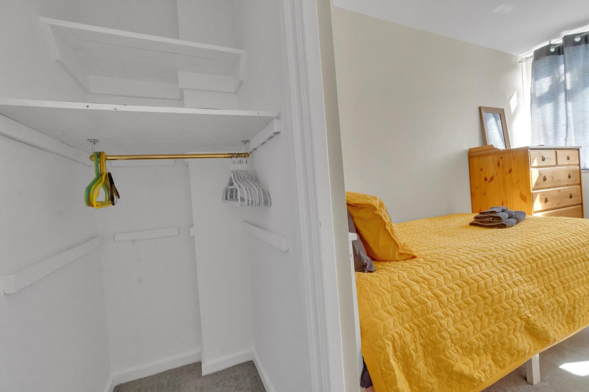 Spacious 9-Person Stay With Free Parking In London Apartment London