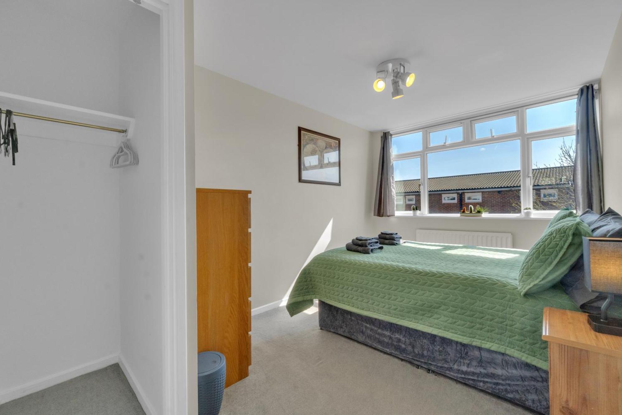 Spacious 9-Person Stay With Free Parking In London