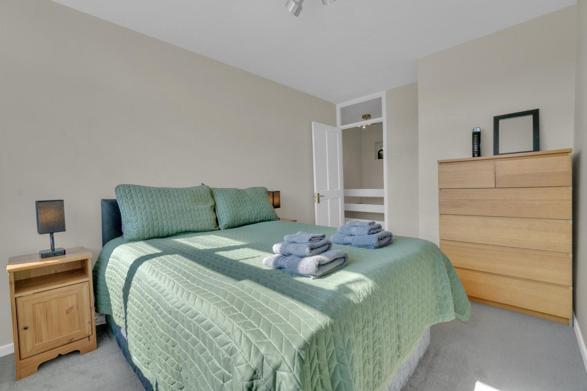 Spacious 9-Person Stay With Free Parking In London Apartment