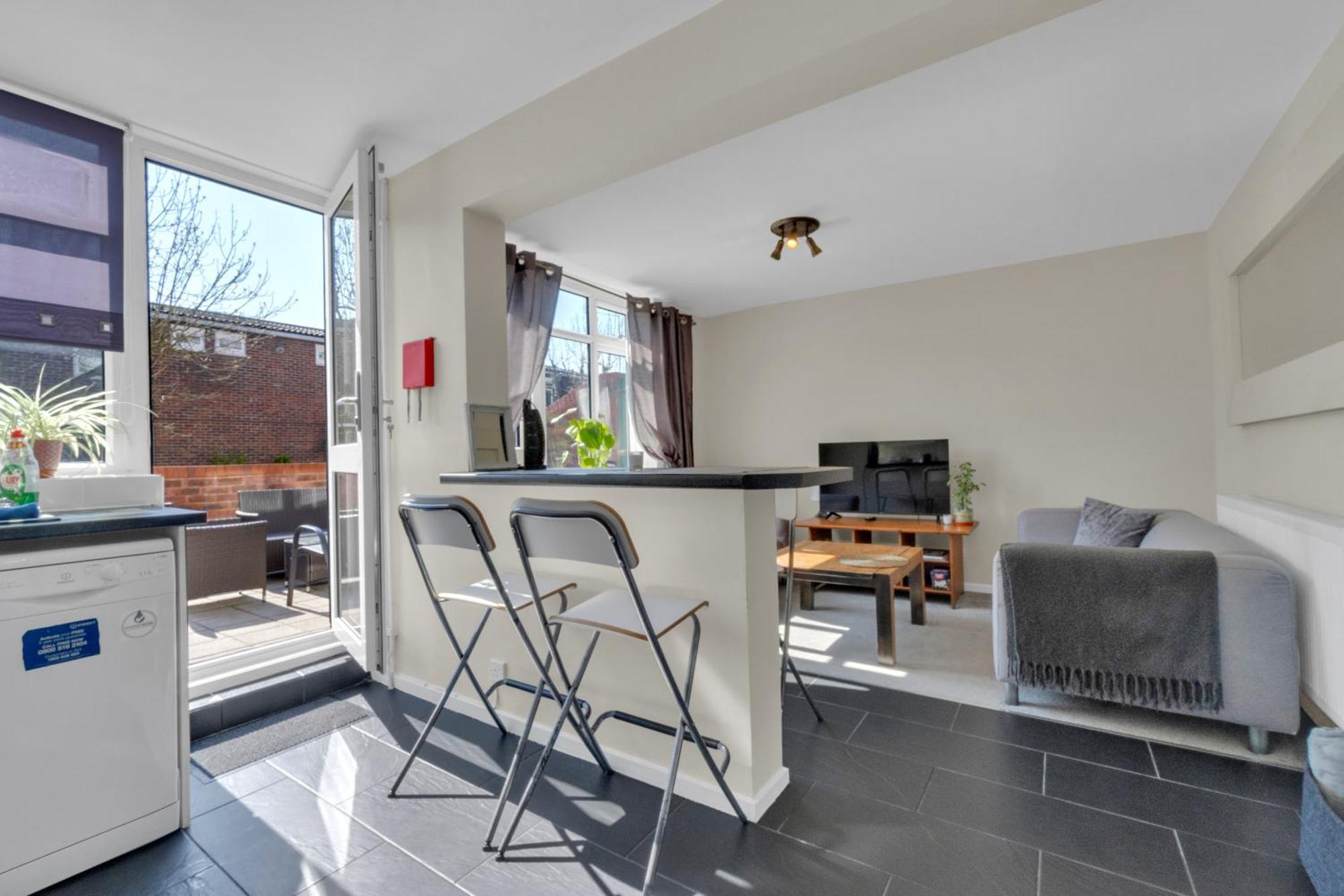 Spacious 9-Person Stay With Free Parking In London