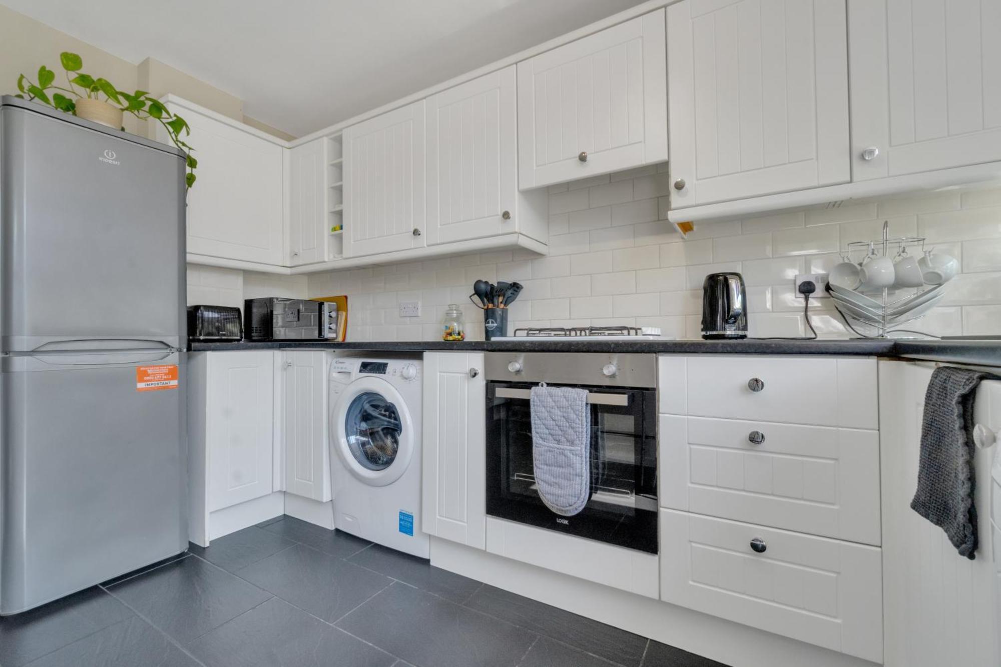 Spacious 9-Person Stay With Free Parking In London Apartment