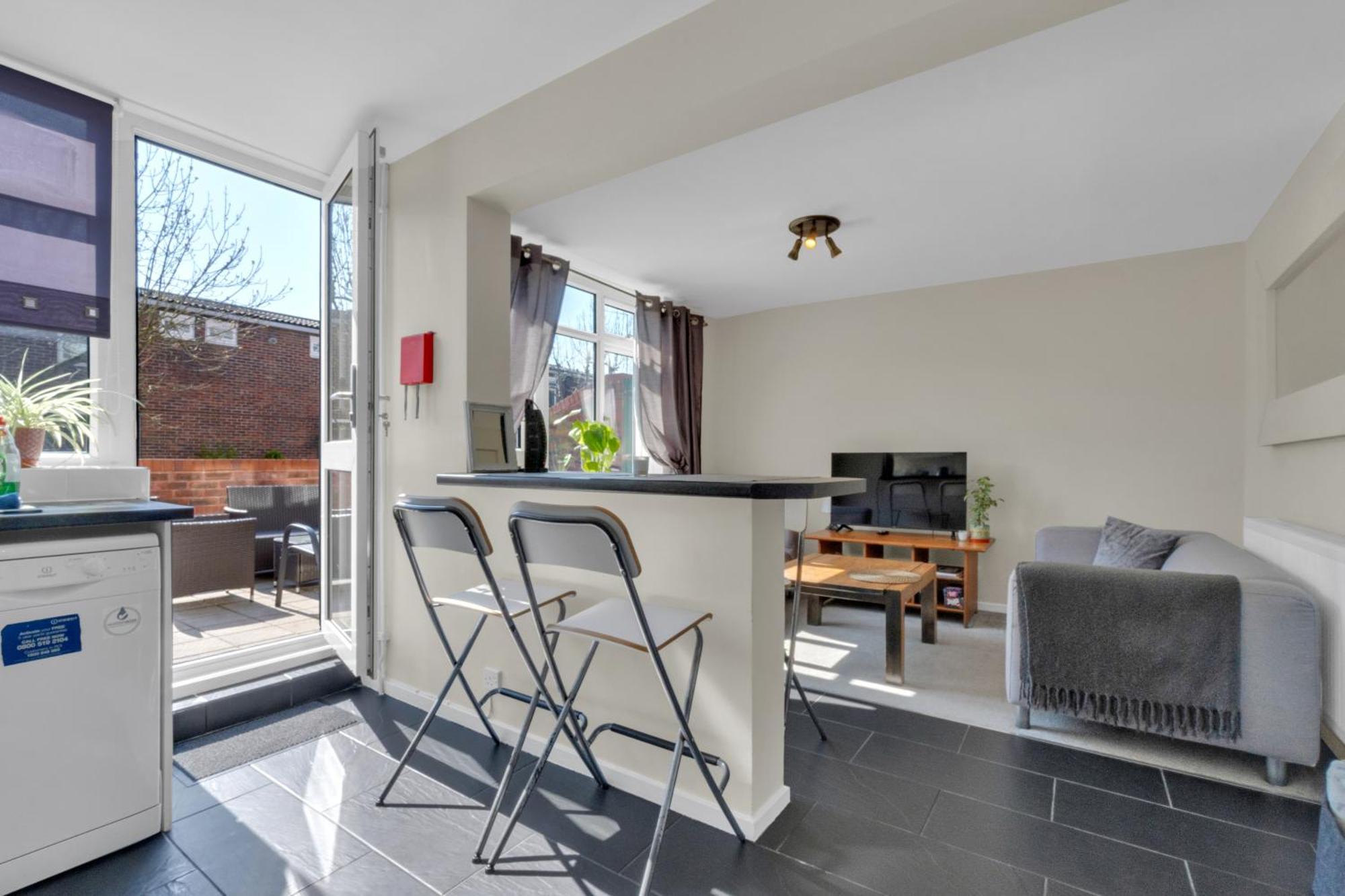 Spacious 9-Person Stay With Free Parking In London *