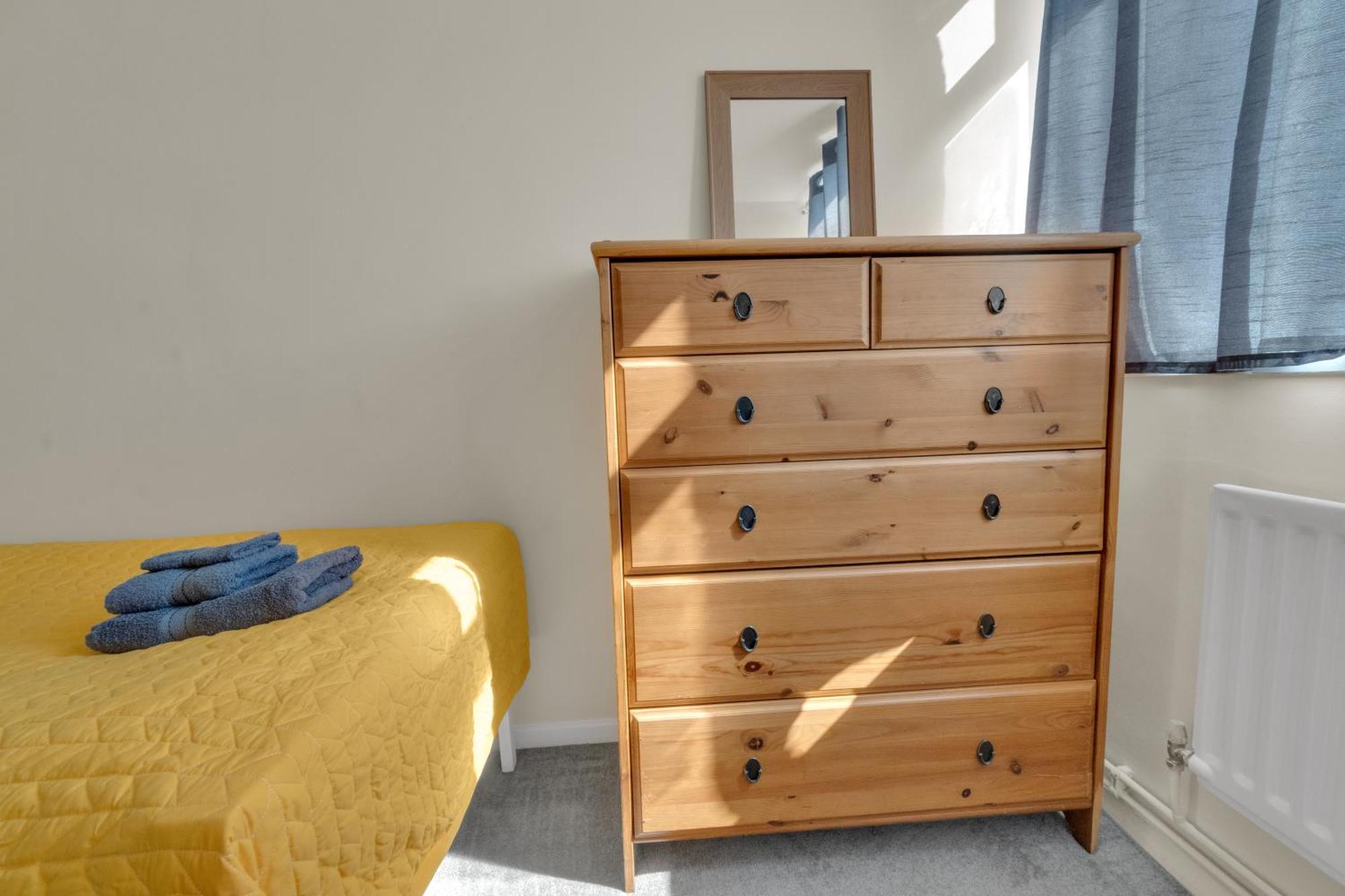 Spacious 9-Person Stay With Free Parking In London London