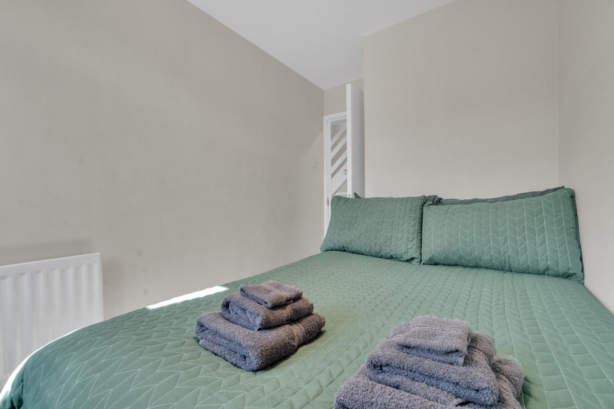Apartment Spacious 9-Person Stay With Free Parking In London