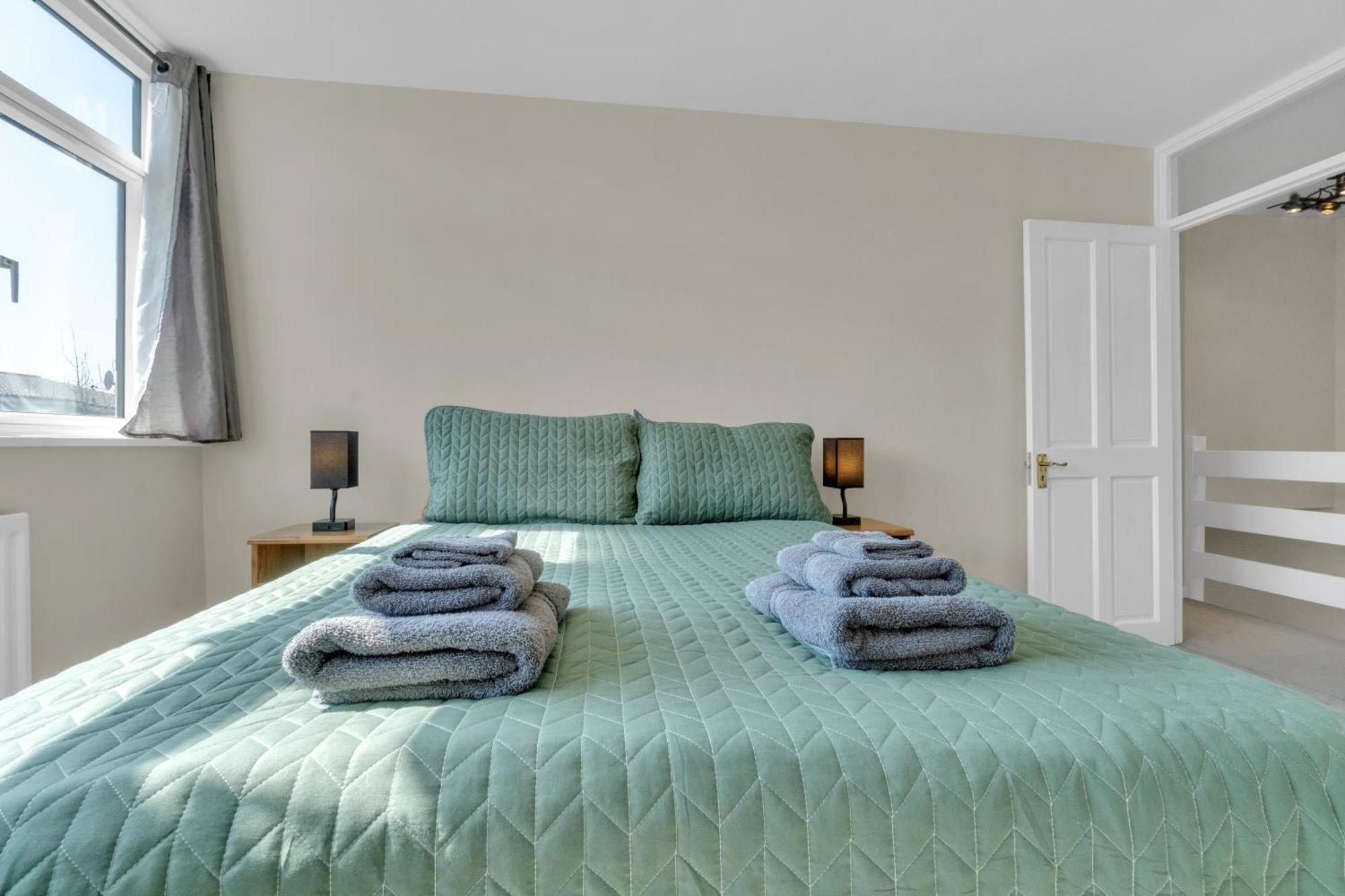 Spacious 9-Person Stay With Free Parking In London Apartment London