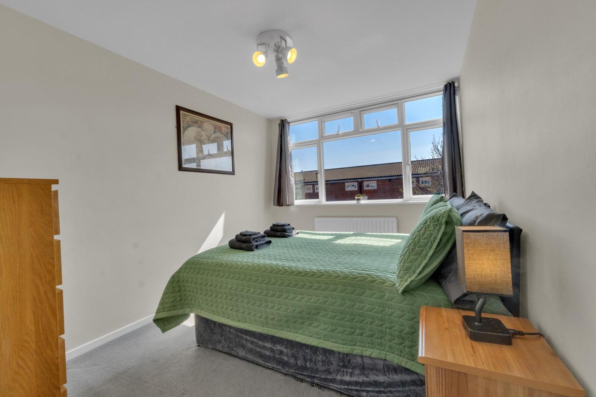 Apartment Spacious 9-Person Stay With Free Parking In London London
