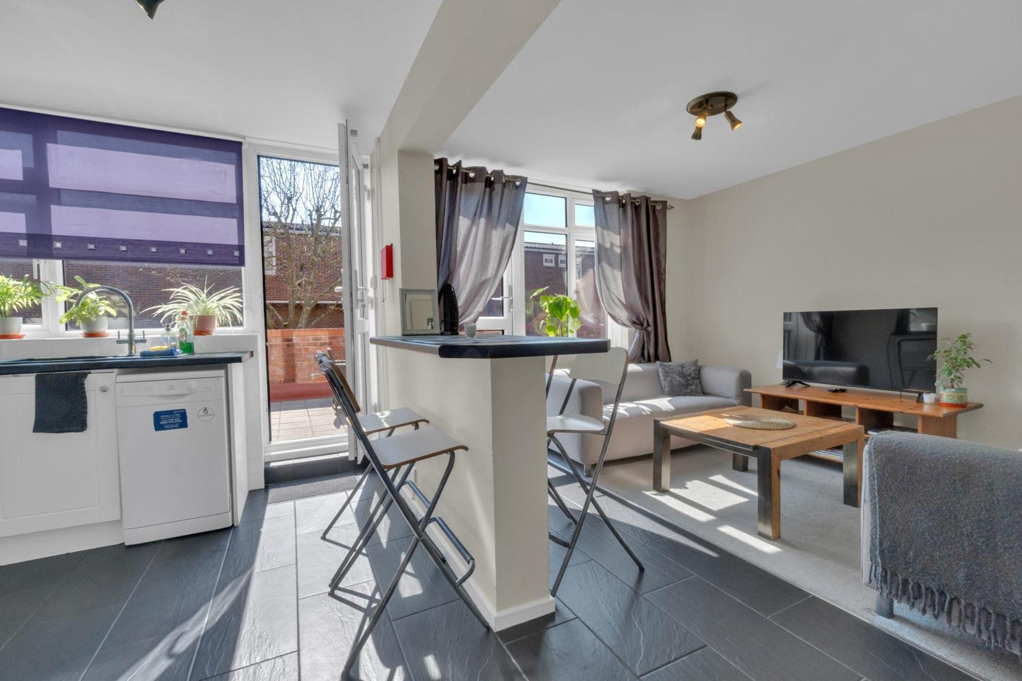 Spacious 9-Person Stay With Free Parking In London London