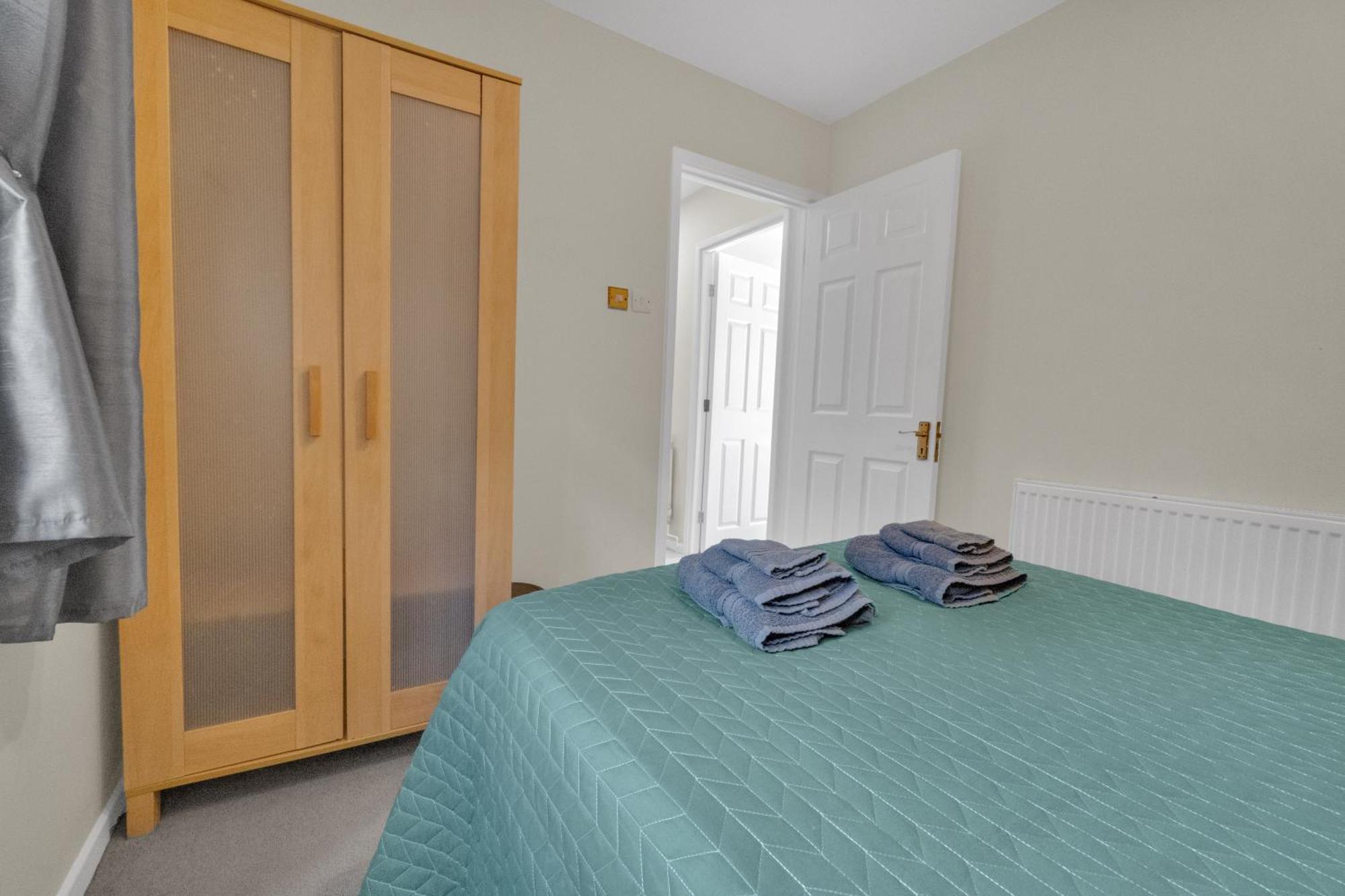 Spacious 9-Person Stay With Free Parking In London * London