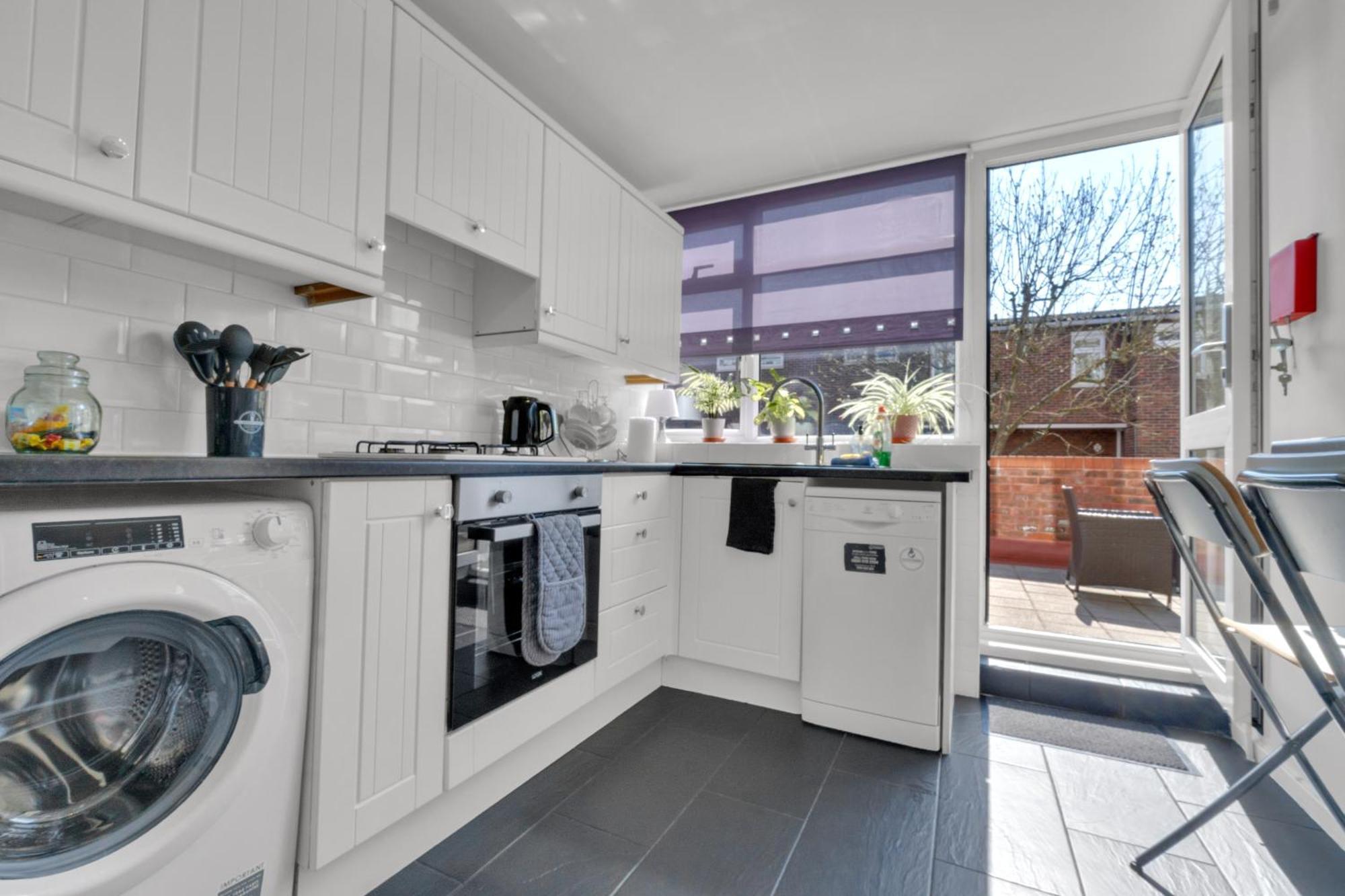 Spacious 9-Person Stay With Free Parking In London Apartment London
